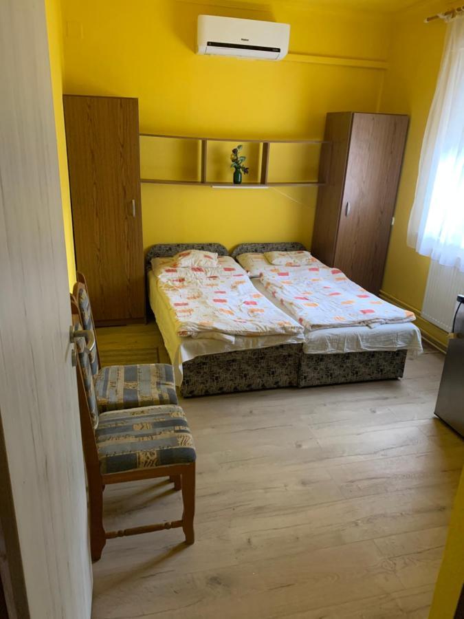 Zsuzsa Apartman Хайдусобосло Экстерьер фото