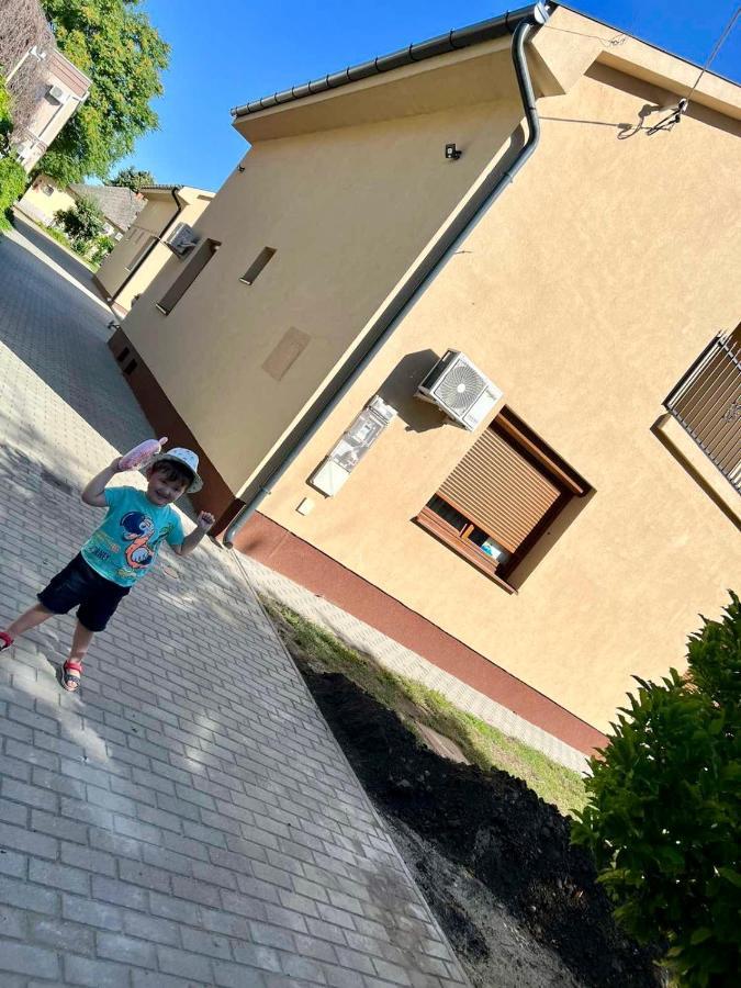 Zsuzsa Apartman Хайдусобосло Экстерьер фото