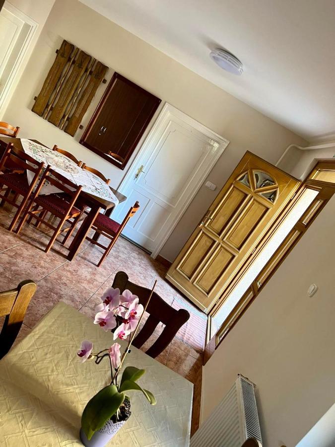 Zsuzsa Apartman Хайдусобосло Экстерьер фото